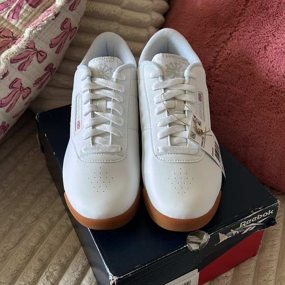 Reebok White Leather Sneakers NWT - Picture 2 of 7